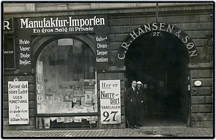 Nørre Voldgade 27 med “Manufaktur-Importen” og indg. til malermester C. R. Hansen & Son. Fotokort u/no. Kvalitet 8