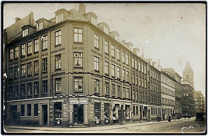Istedgade 32 hj. Viktoriagade med Anton Kryger’s Colonialhandel. Fotokort u/no. Kvalitet 7