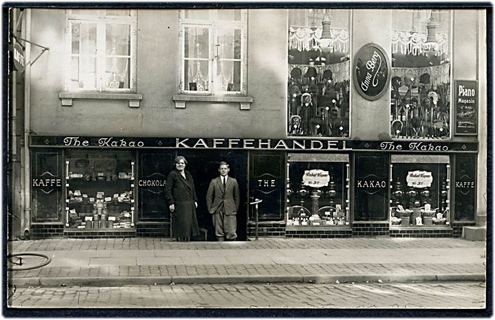 Vesterbrogade 93 med Kaffehandel og Anna Bergs Damehatte. Fotokort u/no. Kvalitet 8