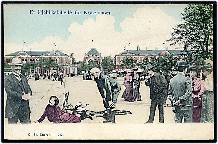 Tivoli, “Et Øjebilksbillede fra København” med indgang og væltet cyklist. Stenders no. 2123. Kvalitet 8
