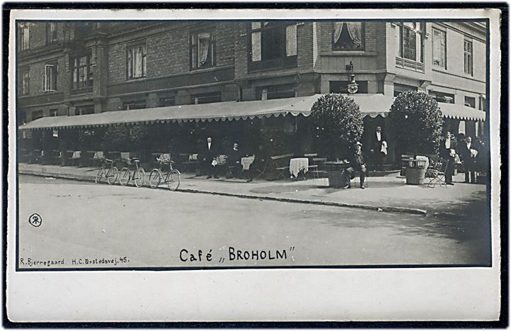 Frederiksberg Allé 44 med Café “Broholm”. R. Bjerregaard u/no. Kvalitet 7