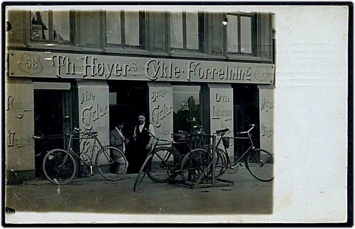 Blegdamsvej 58 med Th. Høyers Cykle-Forretning. Fotokort u/no. Kvalitet 7