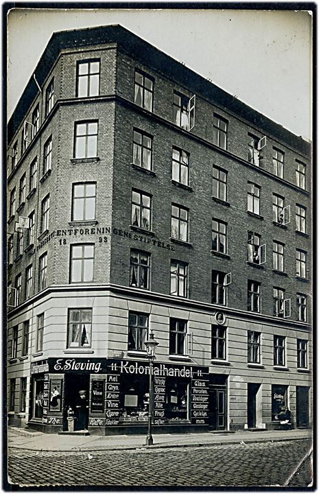Randersgade 11 hj. Aalborggade med E. Støving’s kolonialhandel. Fotokort u/no. Kvalitet 7