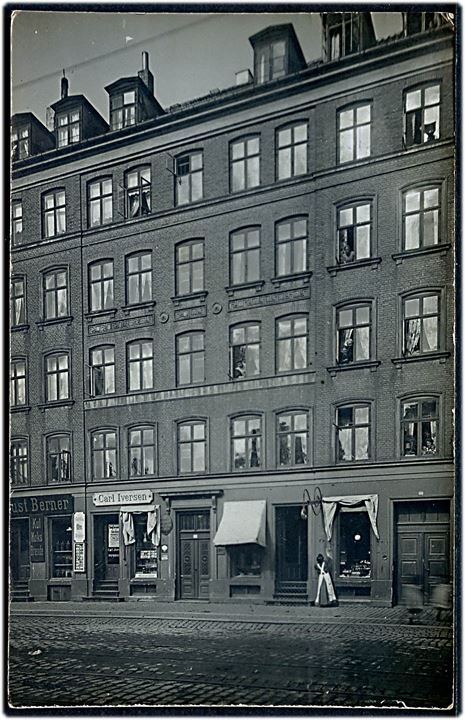 Øster Farimagsgade 87-89 med bl.a. Carl Iversen’s papirhandel og salg af postkort. Fotokort u/no. Kvalitet 7