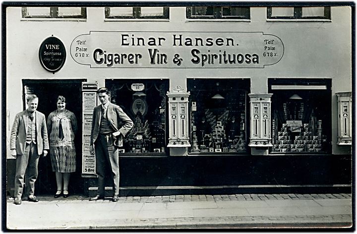 Borgergade 78 med Einar Hansen’s Cigarer, Vin & Spirituosa. Fotokort u/no. Kvalitet 8