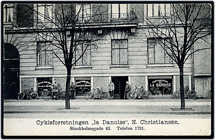 Stockholmsgade 43 med Cykelforretning “la Danoise” ved N. Chrstiansen. Reklamekort uden adr.linier.  Kvalitet 7