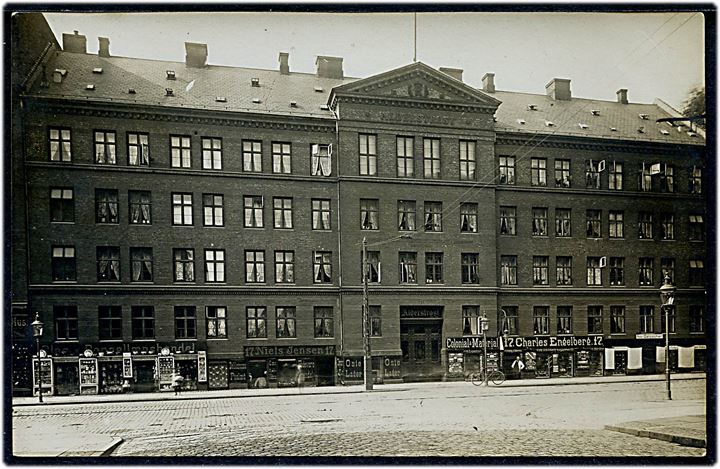 Nørrebrogade 17 “Alderstrøst” med bl.a. Charles Engelbergs colonial-material handel. Fotokort u/no. Kvalitet 8