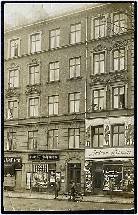 Nørrebrogade 66 med Chr. Christensen’s papirhandel og udstillede postkort. Fotokort u/no. Hj. knæk. Kvalitet 7
