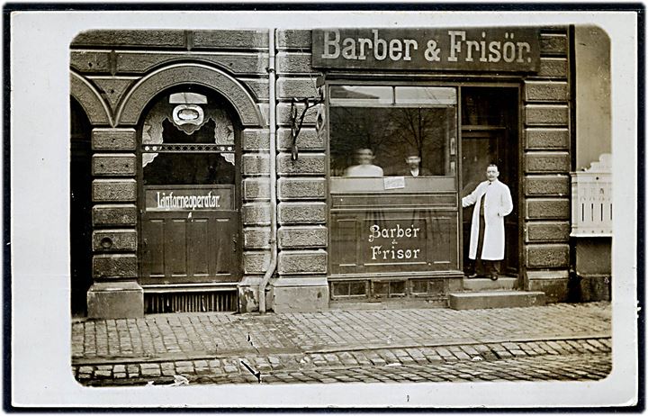 Blaagaards Plads 1 med Barber & Frisør, samt Ligtorneoperatør. Fotokort u/no. Kvalitet 7