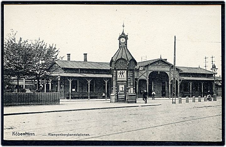 Klampenborgbanens station ved Gyldenløvesgade med aviskiosk. N.N. no. 305. Kvalitet 9