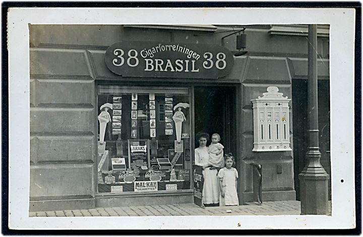 Korsgade 38 Cigarforretningen “Brasil” med salg af postkort. H. P. Hansen u/no. Kvalitet 7