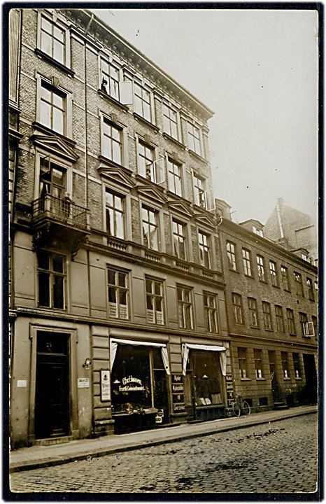 Wesselsgade 24 med Chr. Hansen’s Frugt & Colonial-Handel. Fotokort u/no. Kvalitet 7