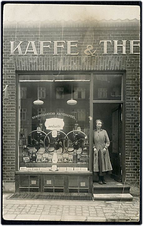 Jagtvej 41 (nu 95) med “Remisegaardens Kaffehandel”. Fotokort u/no. Hj. knæk. Kvalitet 7