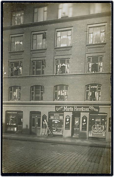 Husumgade 8 med Martin Henriksen’s Colonial og Caffehandel. Fotokort u/no. Kvalitet 8