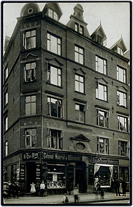 Husumgade 40 med H. Chr. Olsens Colonial-Material & Kaffehandel, samt brødudsalg. Fotokort u/no. Kvalitet 7