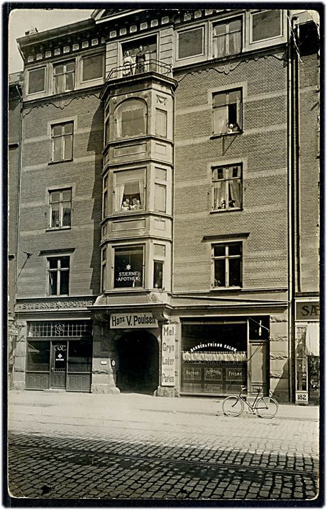 Nørrebrogade 184 med “Stjerne Apothek” og frisør salon. Fotokort u/no. Kvalitet 7