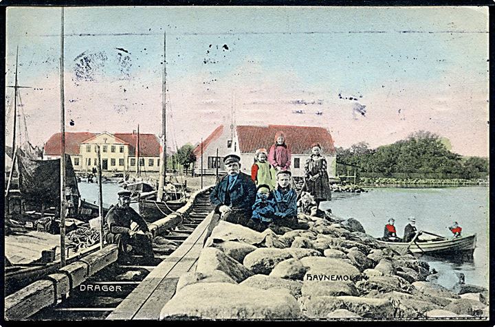 Dragør, havnemolen med fiskefartøjer. Fotograf Orla Bock. A. Vincent no. 212. Kvalitet 7