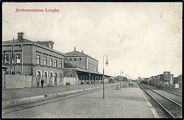 Lyngby jernbanestation med holdende tog. G.M. no. 2512. Kvalitet 7