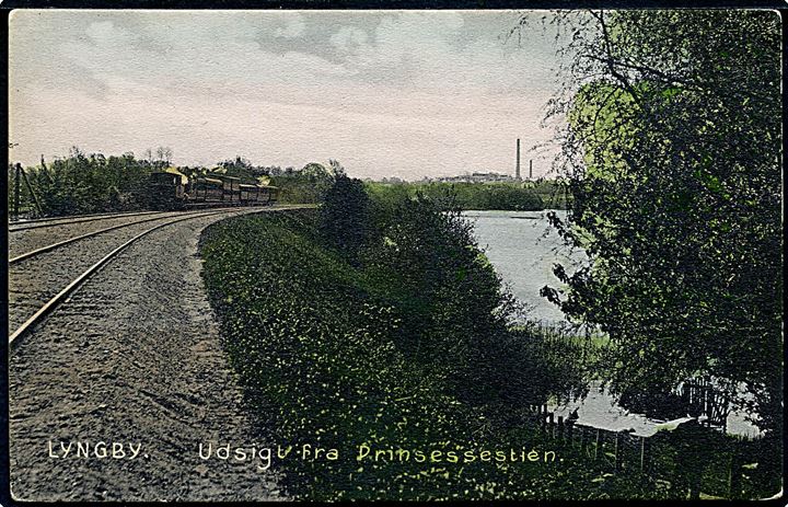 Lyngby udsigt fra Prinsessestien med jernbanespor og passerende damptog. Stenders no. 10703. Kvalitet 7