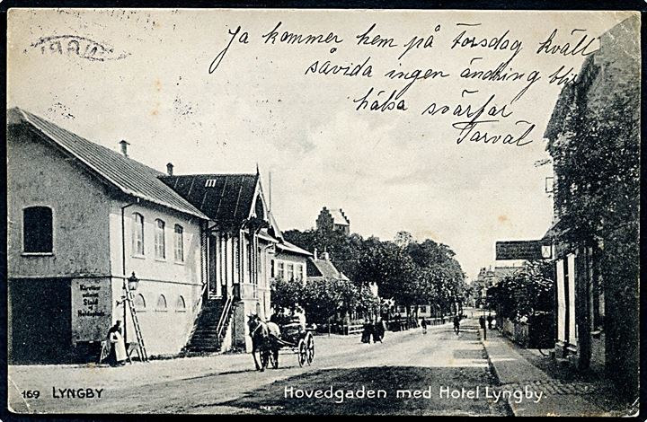 Lyngby Hovedgade med Hotel “Lyngby” og kirke i baggrunden. Johs. Koren no. 169. Kvalitet 7