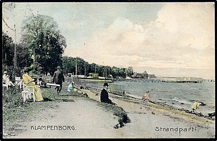 Klampenborg, strandparti med badeanstalt i baggrunden. Stenders no. 8656. Kvalitet 8