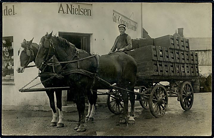 Carlsberg ølkusk ved A. Nielsen’s Kul-Kokes og Brænde handel. Fotokort u/no. Kvalitet 7