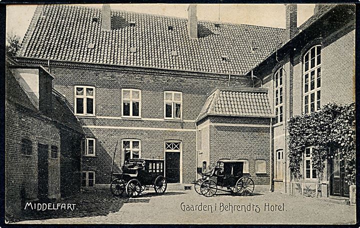 Middelfart, gaarden i Behrendts Hotel med hestevogne. No. 15493. Kvalitet 8