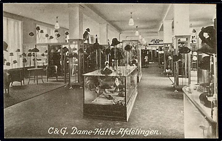 Østergade 32 “Crome & Goldschmidt”, dame-hatte-afdelingen. Reklamekort u/no. Kvalitet 8