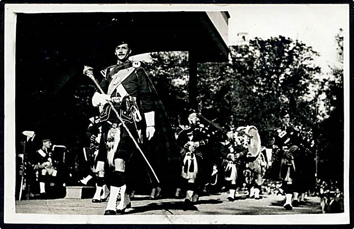 Tivoli, The Gordon Highlanders optræder under den Britiske Udstilling 1932. Fotokort u/no. Kvalitet 7