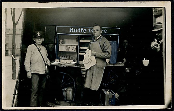 Erhverv. Kaffevogn, muligvis i København. Fotokort u/no. Billedet er blevet retoucheret. Kvalitet 7