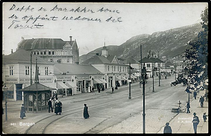 Bergen, Barakkerne efter branden 1916 med Nygaards boghandel og sporvogn i baggrunden. Erichsen no. 331. Kvalitet 7