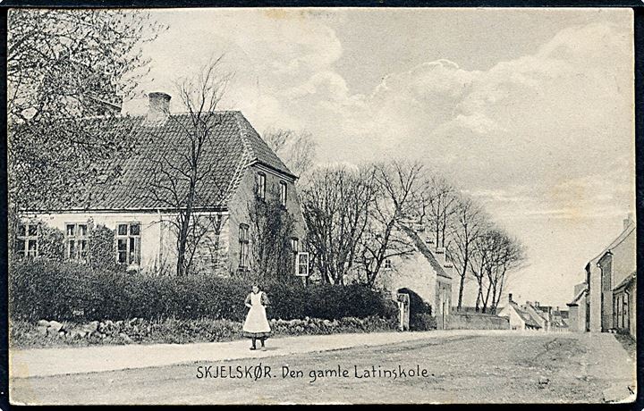 5 øre Fr. VIII på brevkort (Skjelskør, Den gamle Latinskole) fra Skjelskør d. 24.7.1910 til Hørsholm - opfrankeret med 5 øre Fr. VIII til udlandstakst og eftersendt fra Hørsholm d. 26.7.1910 til Haderslev i Nordslesvig.