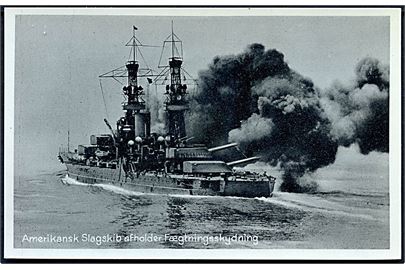 Amerikansk slagskib afholder fægteskydning.  V. Thaning & Appel Marinepostkort no. serie C no. 28. Stenders. 