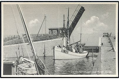 Hvide Sande, skibsfartslusen med fiskefartøj RI.142. Stenders no. 89931.