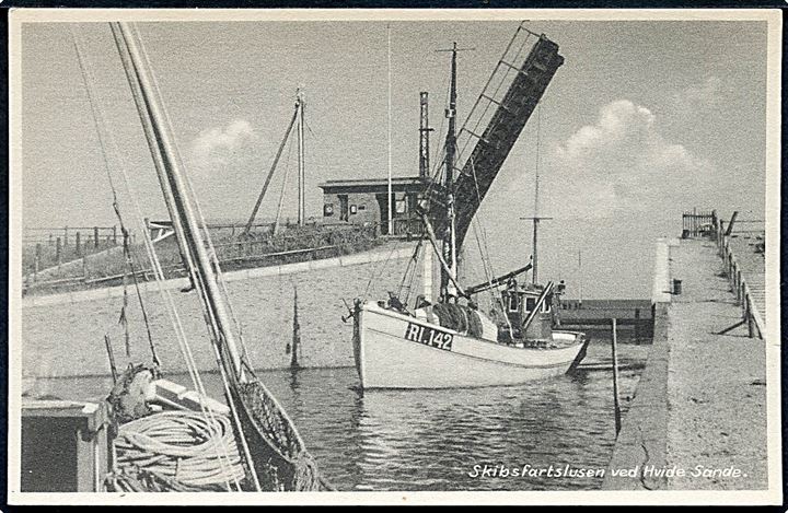 Hvide Sande, skibsfartslusen med fiskefartøj RI.142. Stenders no. 89931.