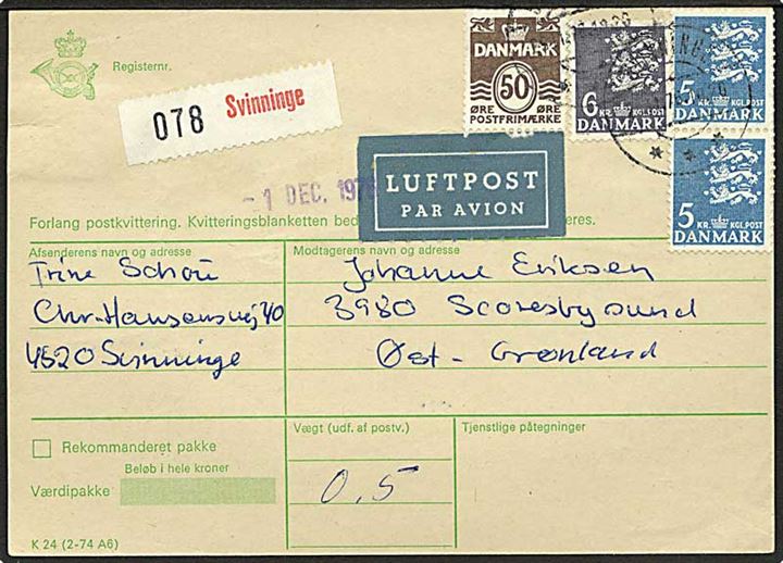 50 øre Bølgelinie, 5 kr. (2) og 6 kr. Rigsvåben på adressekort for luftpostpakke fra Svinninge d. 29.11.1976 til Scoresbysund, Østgrønland.