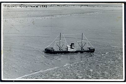 Træskib Hafnia i vandet ved Blaavand 1937. Fotokort u/no.