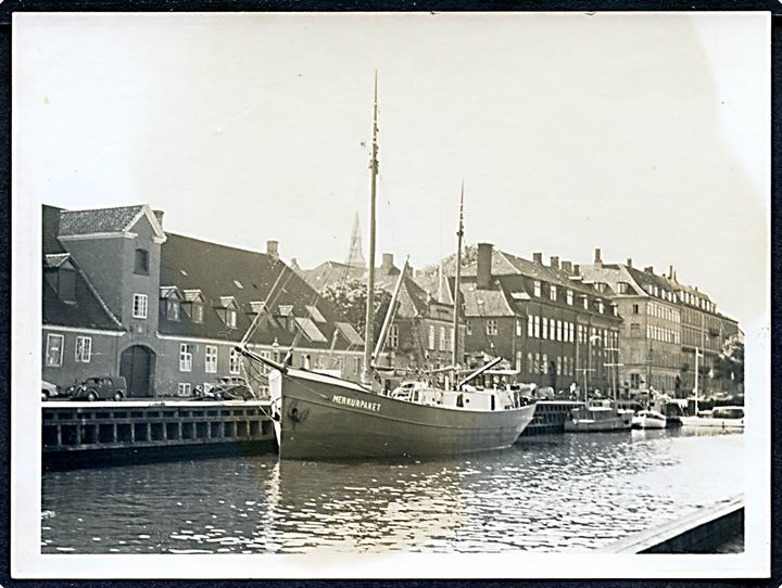 Motorgalease Merkurpaket af Rønne ved Frederiksholmskanal i København. Foto 8½x12 cm.