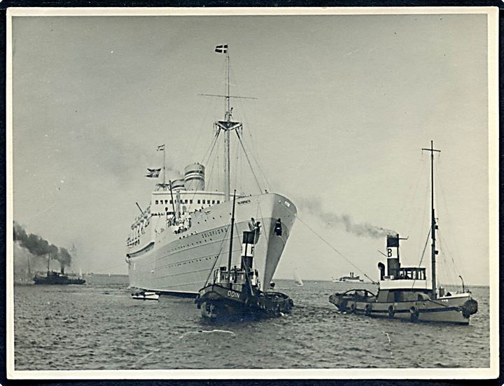 Oslofjord, M/S, Norsk Amerika Linie bugseres ind i København af slæbebådene Tyr og Odin 1938/39. Foto 8½x11½.
