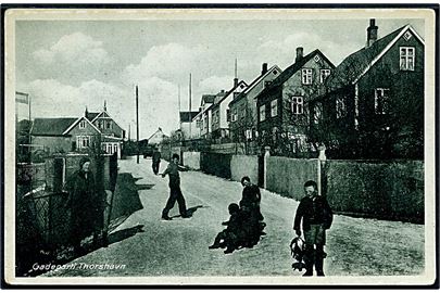 Thorshavn, gadeparti med drenge. Chr. Jensen u/no.