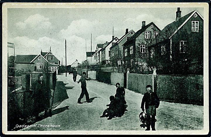 Thorshavn, gadeparti med drenge. Chr. Jensen u/no.