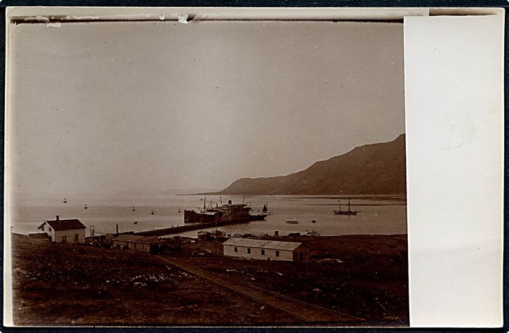 Dampskib ved lastekaj med svævebane. Antagelig fra Svalbard. Fotokort u/no.