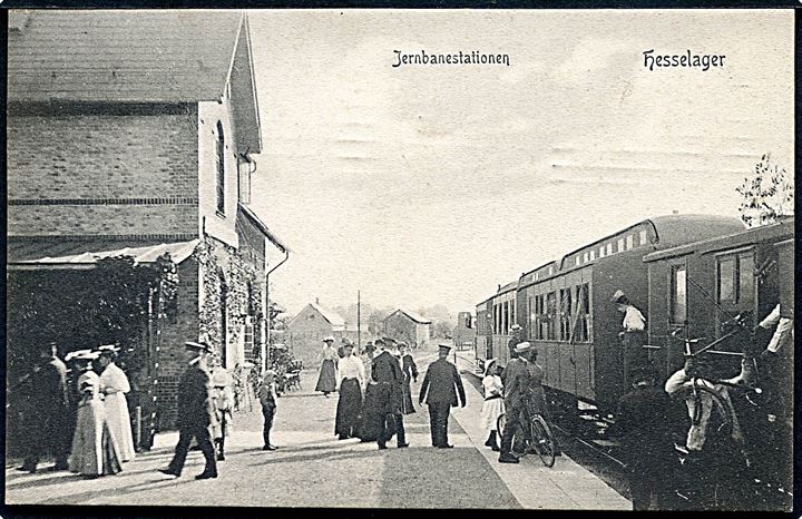 Hesselager jernbanestation med holdende damptog. P. Alstrup no. 3952.