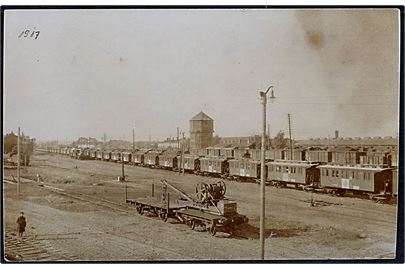 Lazarettog holder på større jernbanestation. Dateret 1917. Fotokort u/no.
