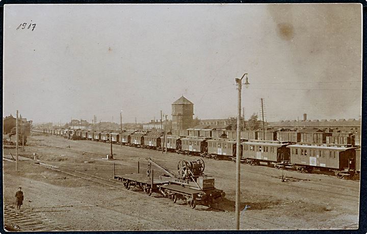 Lazarettog holder på større jernbanestation. Dateret 1917. Fotokort u/no.