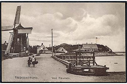 Frederikssund, havnen med mølle. J. J. Ebbesen no. 6398.