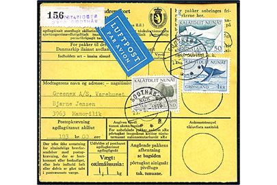 50 øre Postbefordring, 1 kr. Grønlandshval og 25 kr. Moskusokse på 26,50 kr. frankeret adressekort for luftpostpakke med postopkrævning fra Godthåb d. 23.6.1976 til Marmorilik.