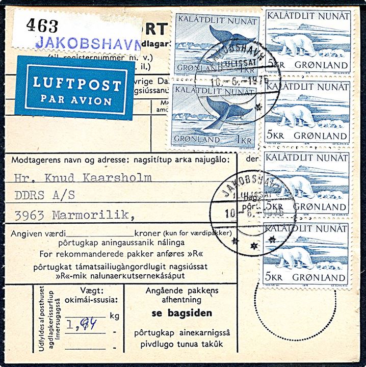 1 kr. Grønlandshval (par) og 5 kr. Isbjørn (4-stribe) på 22 kr. frankeret adressekort for luftpostpakke fra Jakobshavn d. 10.6.1976 til Marmorilik.