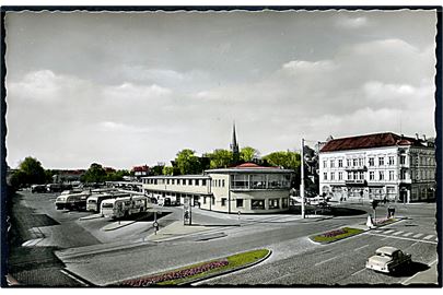 Tyskland, Flensburg zob (= Zentraler Omnibusbahnhof) med rutebiler. 