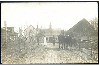 Landejendom med heste. Fotokort benyttet i Frederikssund 1918.